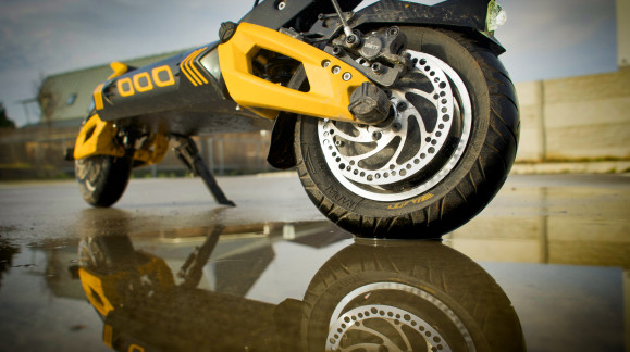 Posso guidare il monopattino elettrico sotto la pioggia?