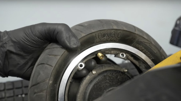 Istruzioni: Riparazione della foratura sul monopattino Elettrico Vsett 10+