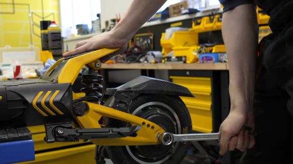 Riparazione della foratura sul monopattino elettrico Vsett 10+